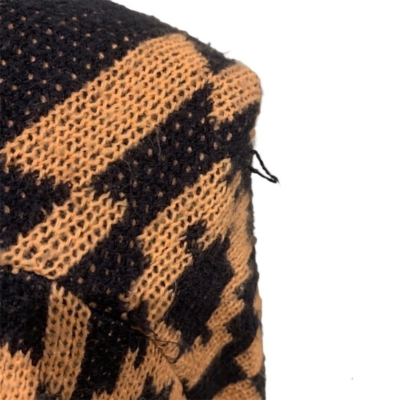 ROMEO & JULIET COUTURE Navy Aztec Printed Sweater size medium - Picture 4 of 8